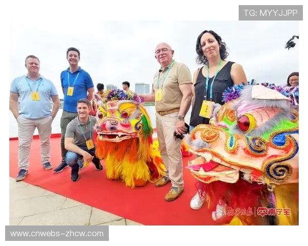 中场表演引欢呼,当地艺人亮相球场